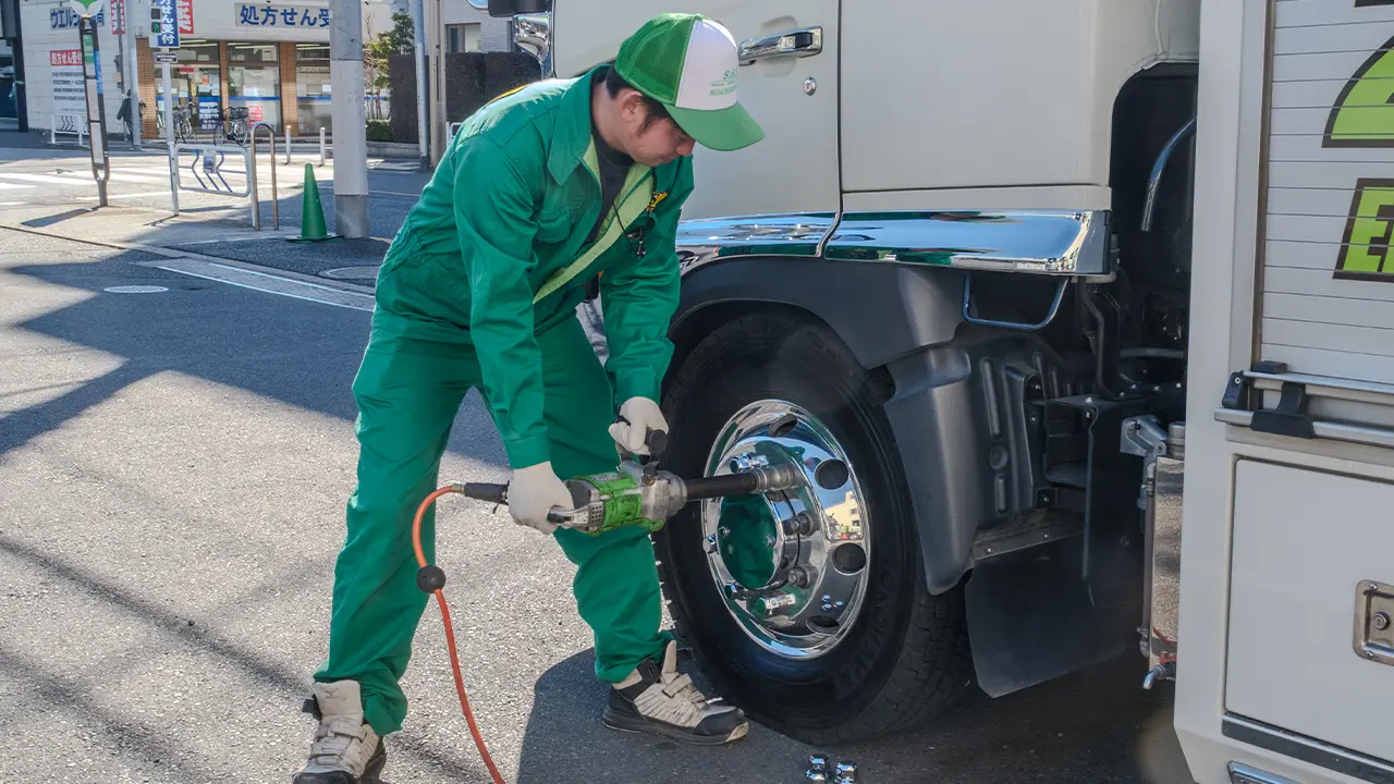 トラックスペアタイヤ交換